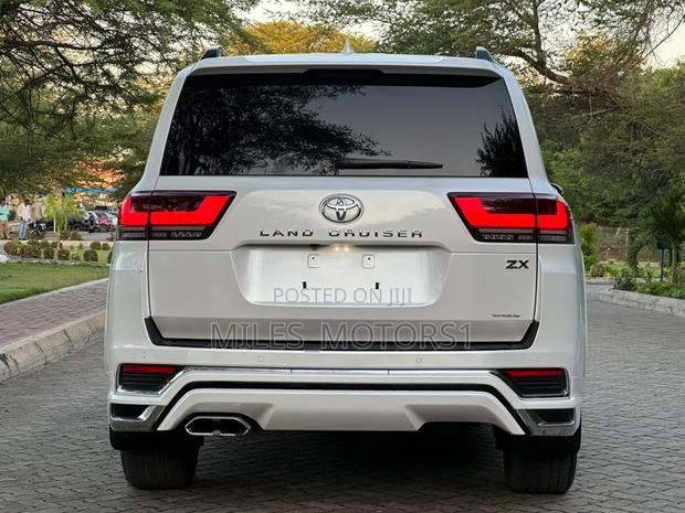 Toyota Land Cruiser 2024 White