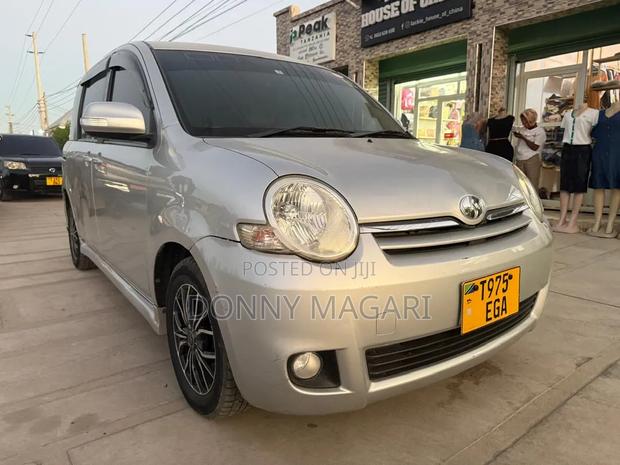 Toyota Sienta 2013 Silver