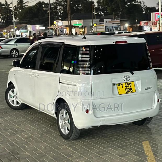 Toyota Sienta 2004 White