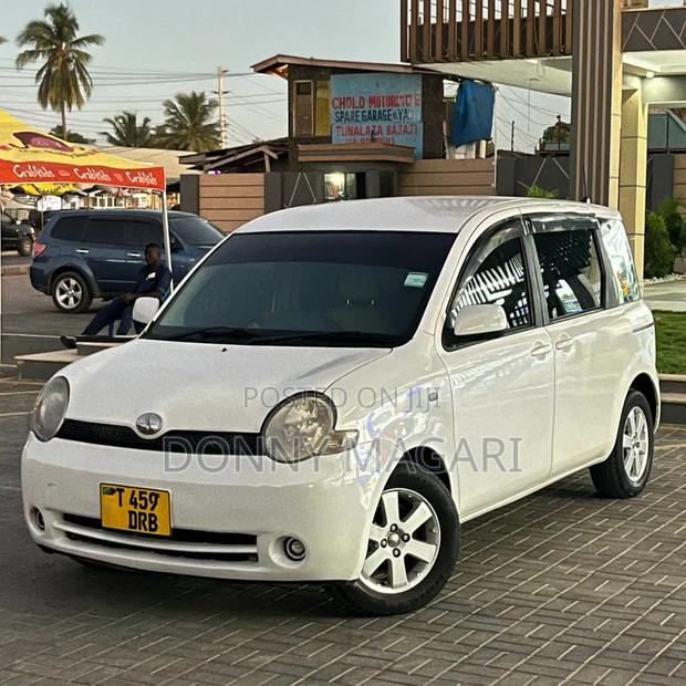 Toyota Sienta 2004 White
