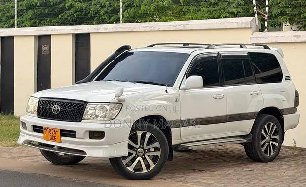 Toyota Land Cruiser 2001 White