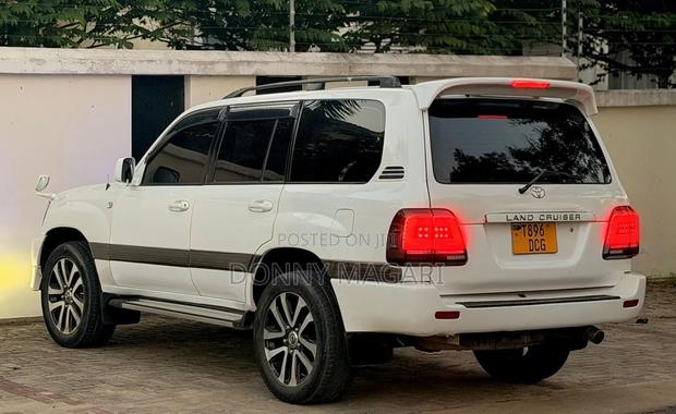 Toyota Land Cruiser 2001 White
