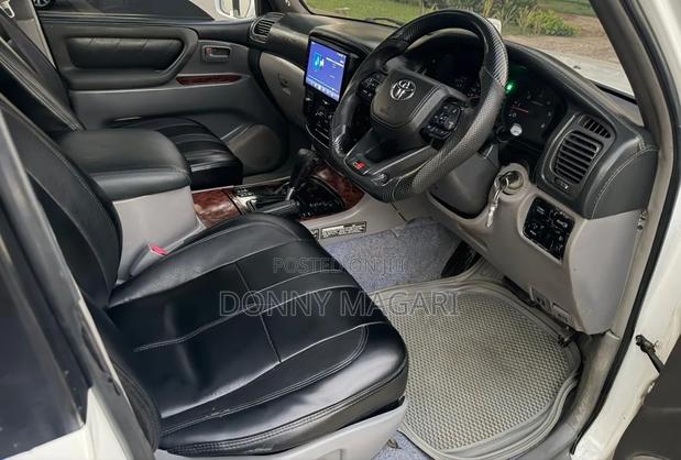 Toyota Land Cruiser 2001 White