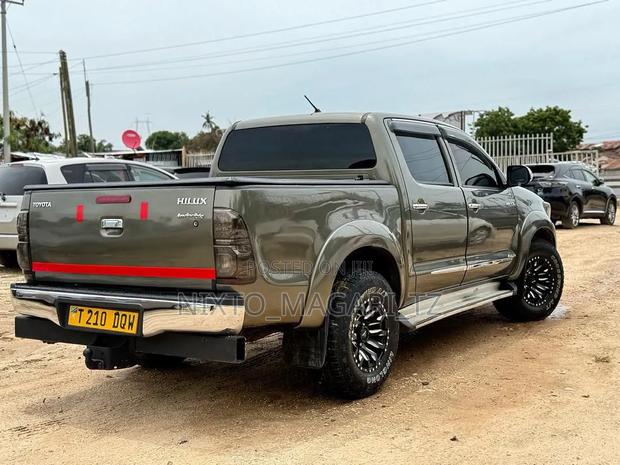 Toyota Hilux 2014 Gold