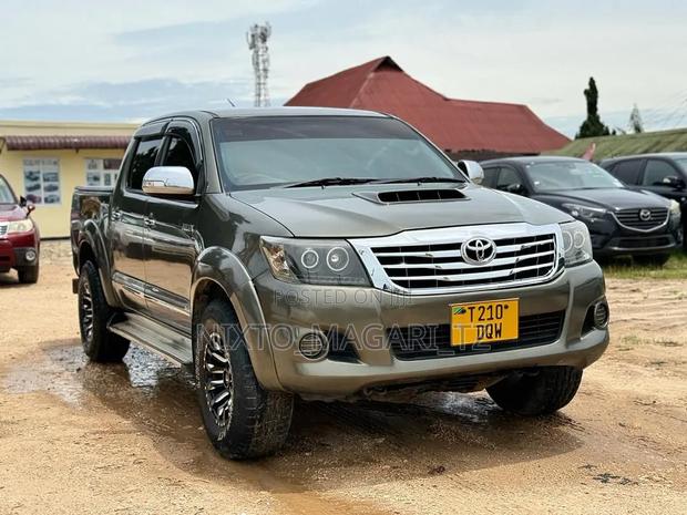 Toyota Hilux 2014 Gold