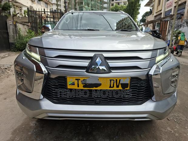 Mitsubishi Pajero 2022 Silver