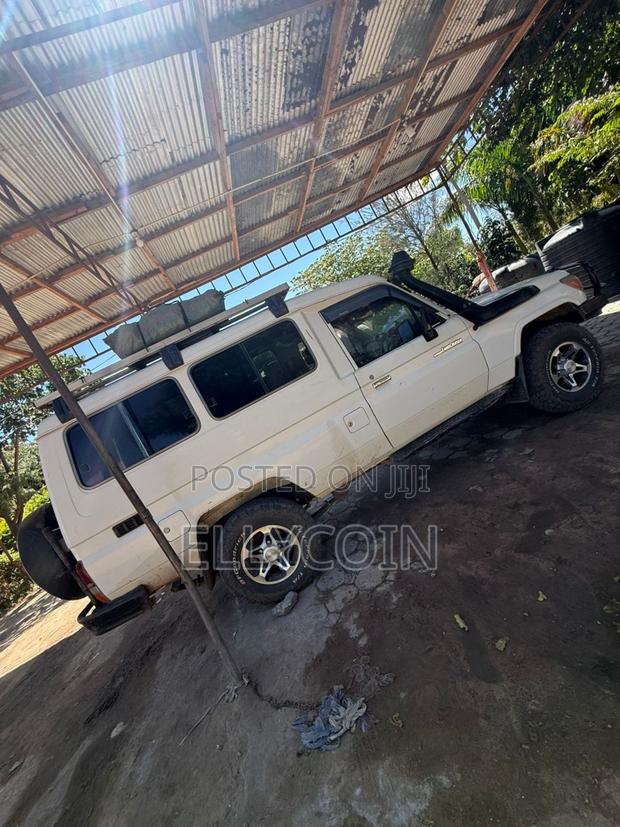 Toyota Land Cruiser 2010 White