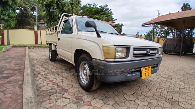 Toyota Hilux 2001 White