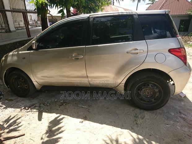 Toyota IST 2002 Gold