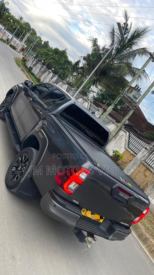 Toyota Hilux 2023 Gray