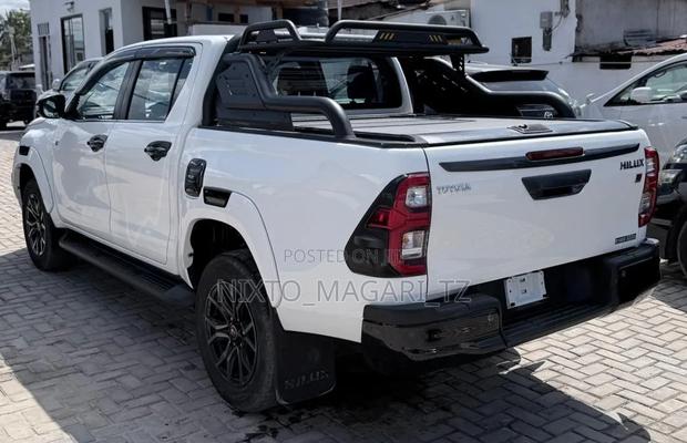Toyota Hilux 2023 White
