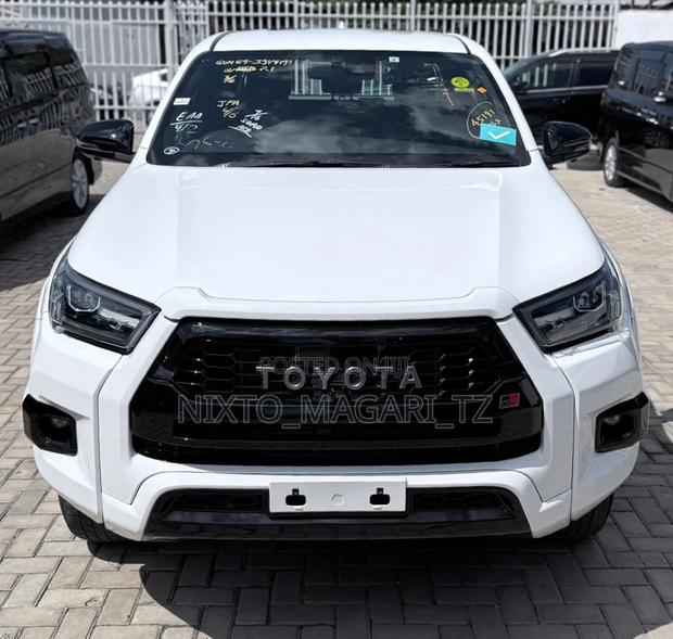 Toyota Hilux 2023 White