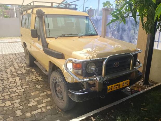 Toyota Land Cruiser HDJ 100 2000 Ivory