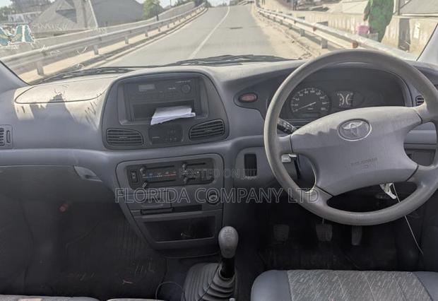 Toyota Noah 2004