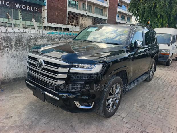 Toyota Land Cruiser LC300 2024 Black
