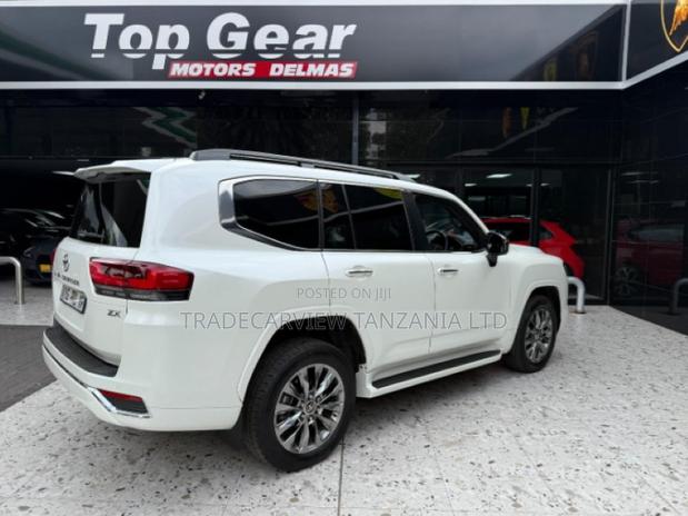 Toyota Land Cruiser LC300 2023 Pearl