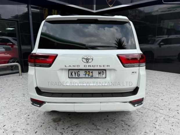 Toyota Land Cruiser LC300 2023 Pearl