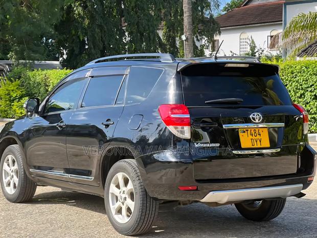 Toyota Vanguard 2011 Black