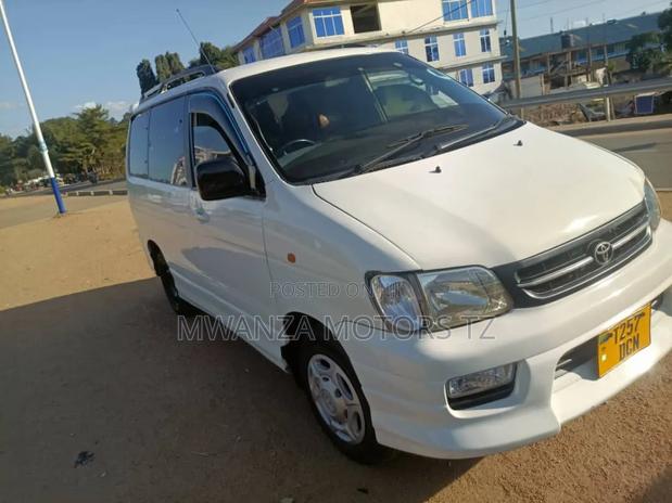 Toyota Noah 2002 Pearl