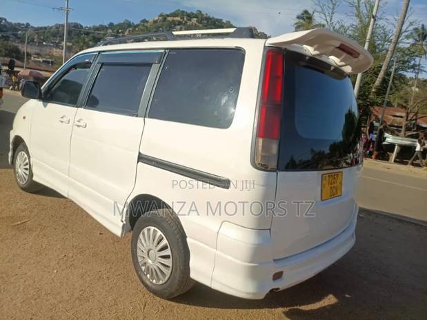 Toyota Noah 2002 Pearl
