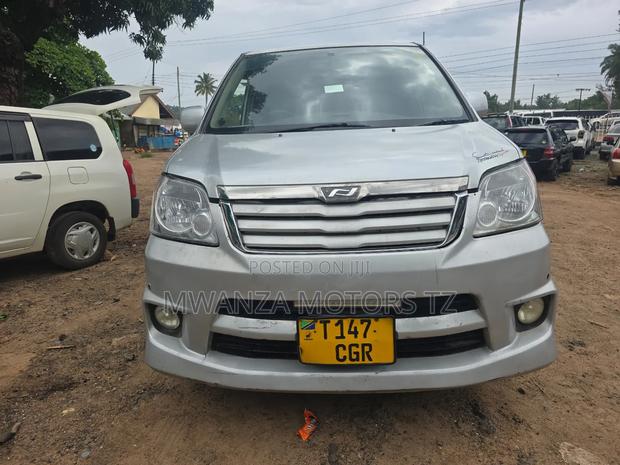 Toyota Noah 2006 Silver