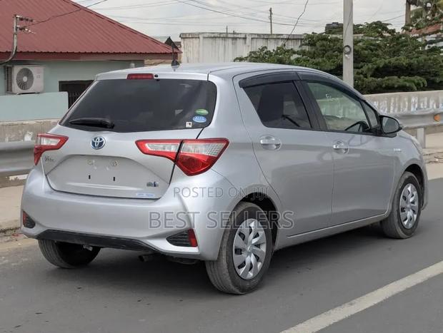 Toyota Vitz 1.5 FWD Hybrid 5dr 2017 Silver