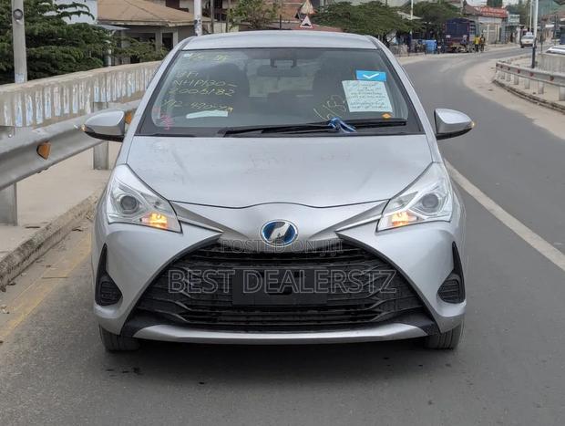Toyota Vitz 1.5 FWD Hybrid 5dr 2017 Silver
