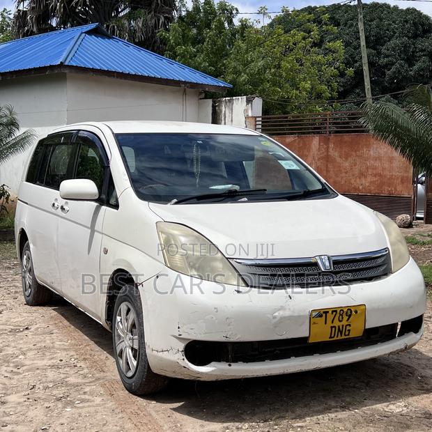 Toyota ISIS 1.8 L 2004 White