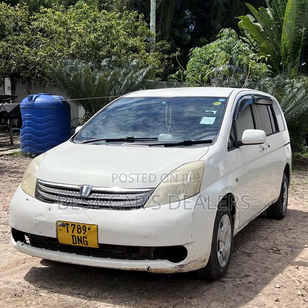 Toyota ISIS 1.8 L 2004 White
