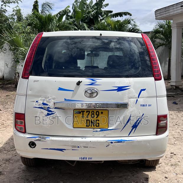 Toyota ISIS 1.8 L 2004 White