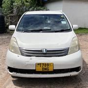 Toyota ISIS 1.8 L 2004 White for sale