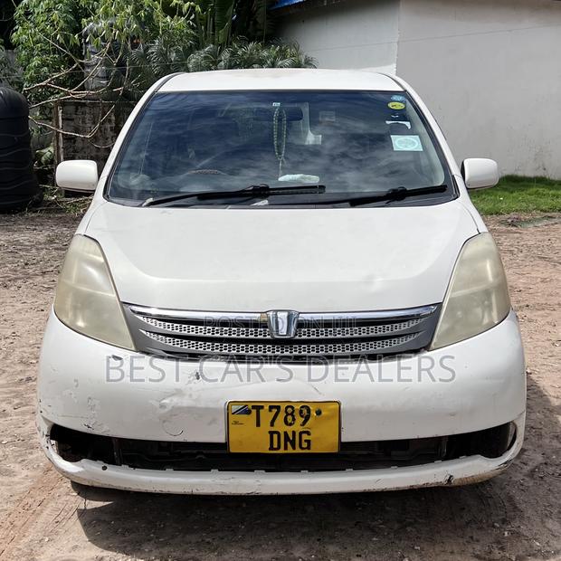 Toyota ISIS 1.8 L 2004 White