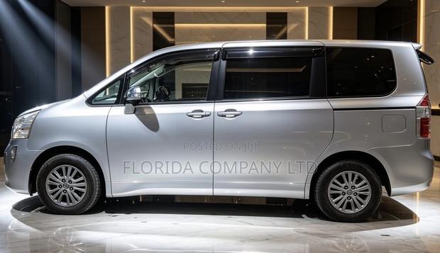 Toyota Noah 2008