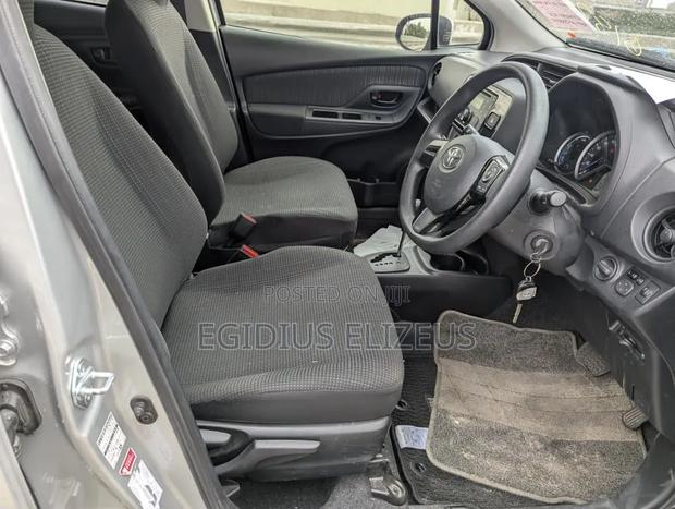 Toyota Vitz 2017 Silver