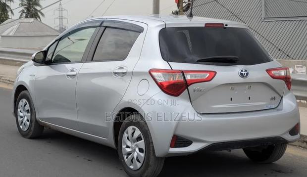Toyota Vitz 2017 Silver