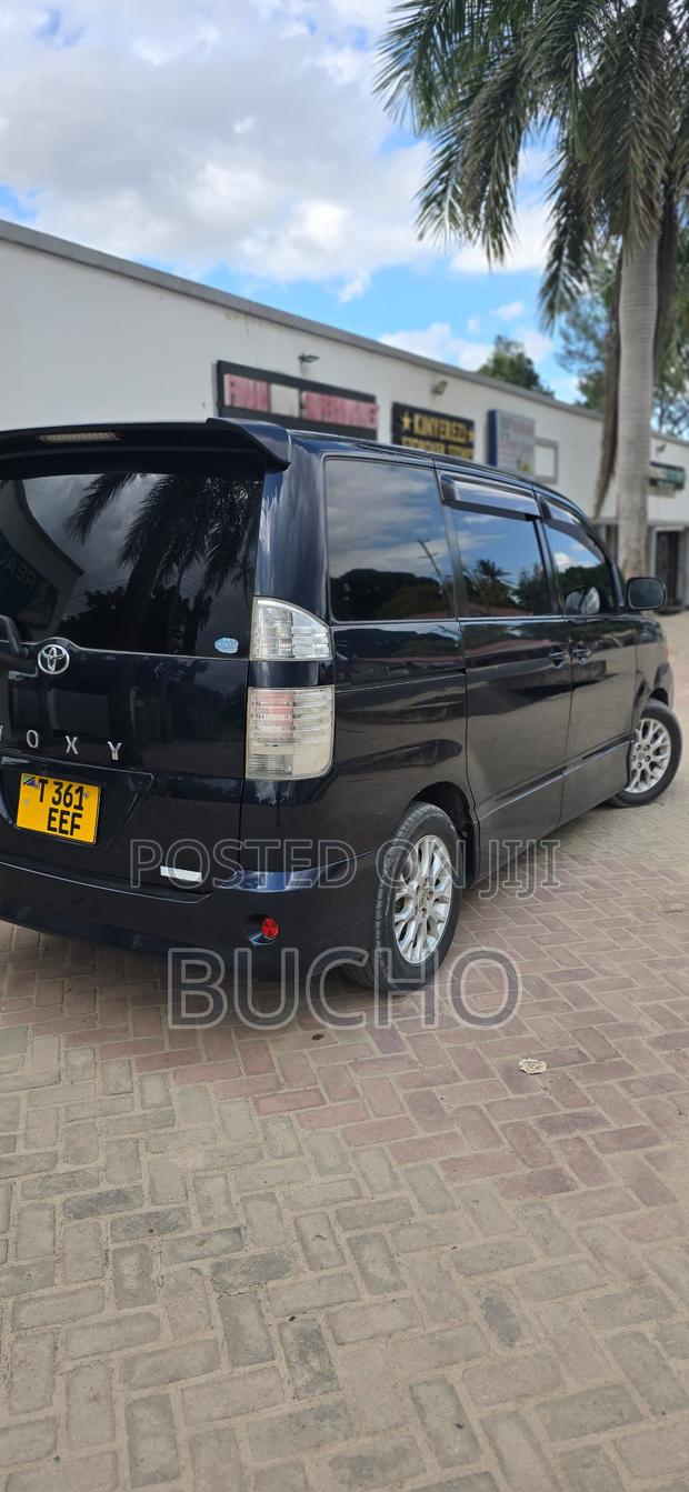 Toyota Noah 2005 Blue