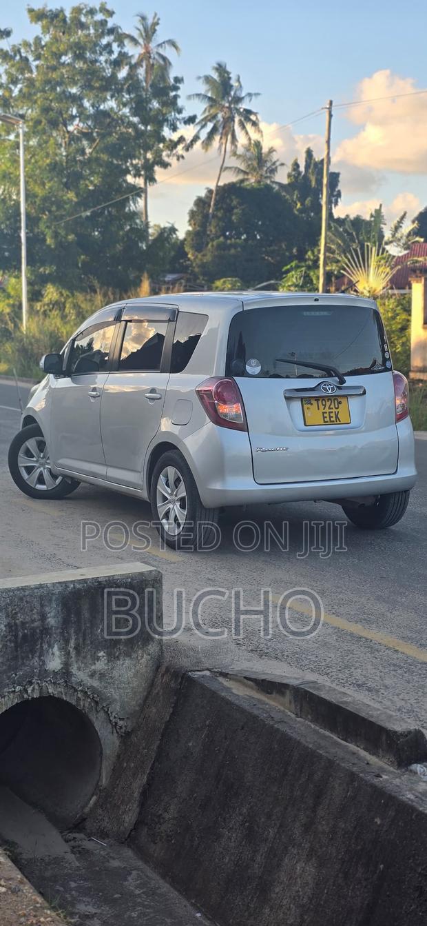 Toyota Ractis 2010 Silver