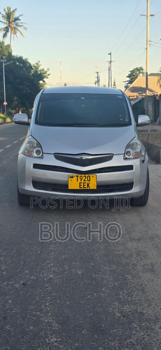 Toyota Ractis 2010 Silver