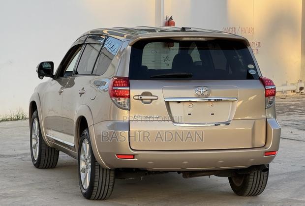 Toyota Vanguard 2011 Gold