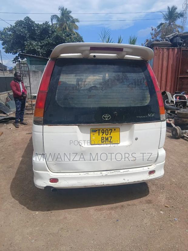 Toyota Noah 2002 White