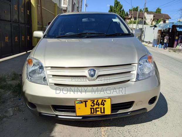 Toyota IST 2004 Gold