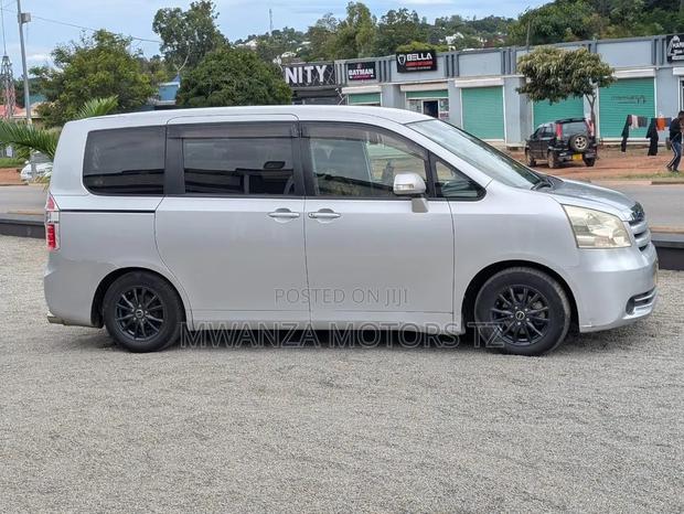 Toyota Noah 2017 White