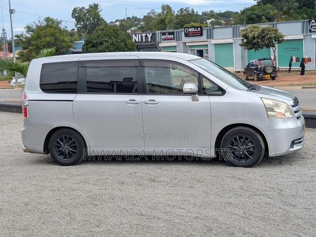 Toyota Noah 2017 White