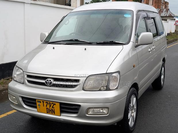 Toyota Noah 2001 Silver