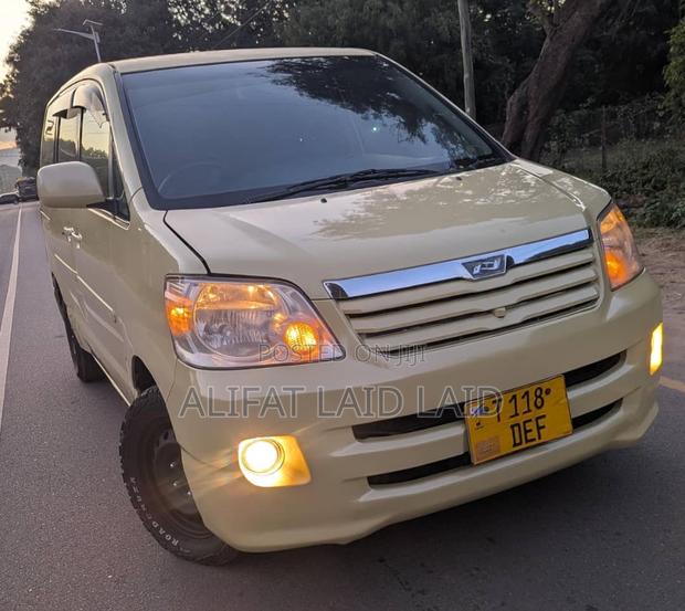 Toyota Noah 2.0 AWD (8 Seater) 2003 Orange