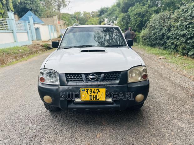 Nissan Hardbody 2015 White