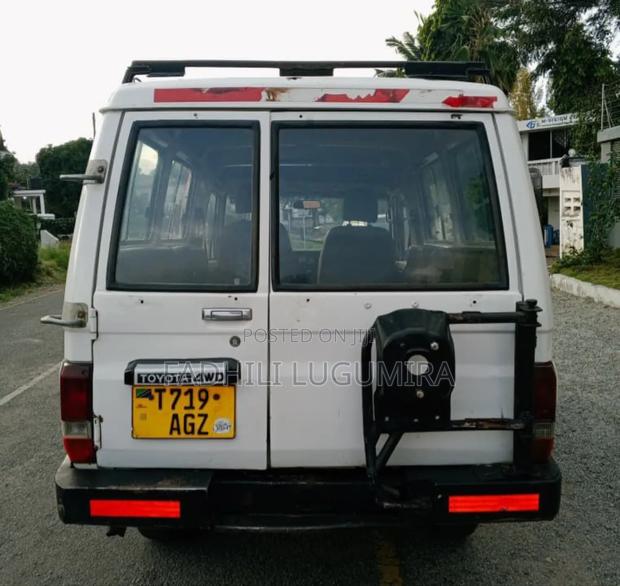 Toyota Land Cruiser 2005 White