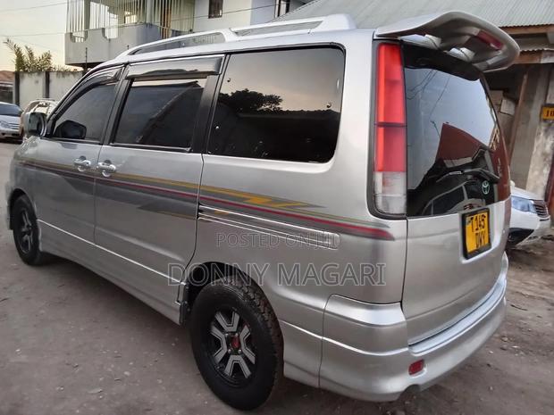 Toyota Noah 2003 Silver