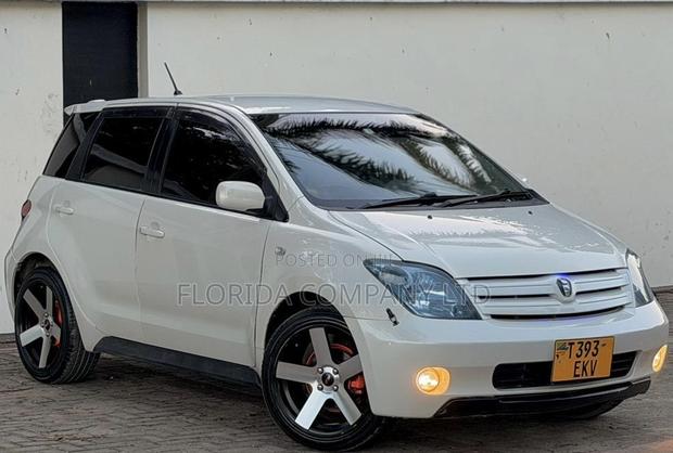 Toyota IST 2003
