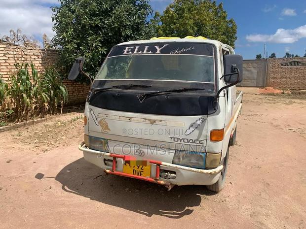 Toyota Dyna 1999 White